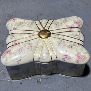 Vintage porcelain flower large trinket box